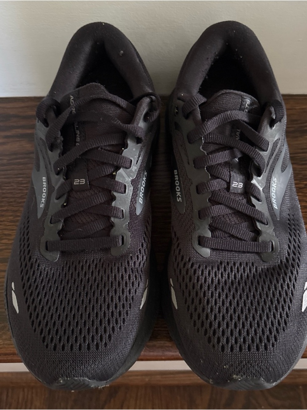 Brooks Women’s Adrenaline GTS 23 Black Running Sneakers, size 9 Wide